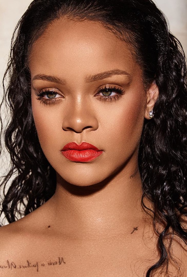 روتين العناية بالبشرة السمراء على طريقة النجمة ريهانا