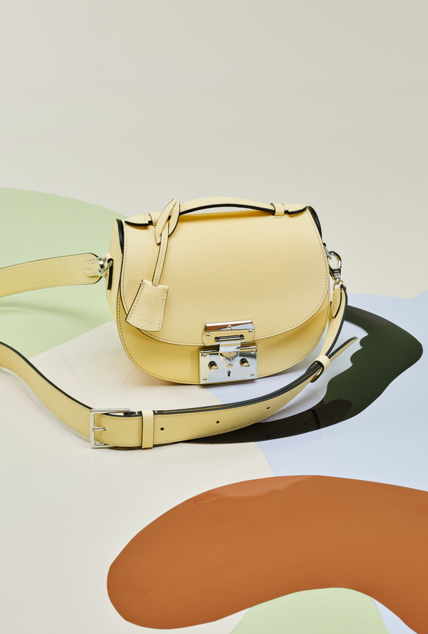 مرح الألوان والمواد والأشكال مع مجموعة ربيع وصيف لعام 2022 من Moynat Paris