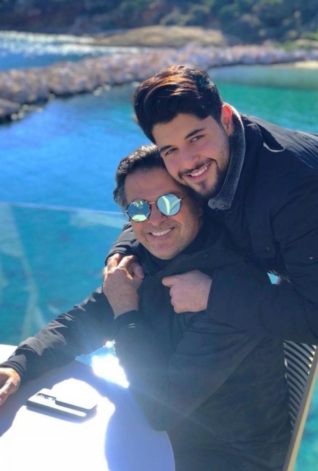 علاقة صداقة مميزة يترجمها خالد علامة مع والديه بهذه اللقطات والفيديوات