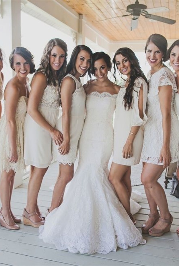 أسباب تجعلك تختارين فساتين بيضاء لوصيفات الشرف في حفل زفافك