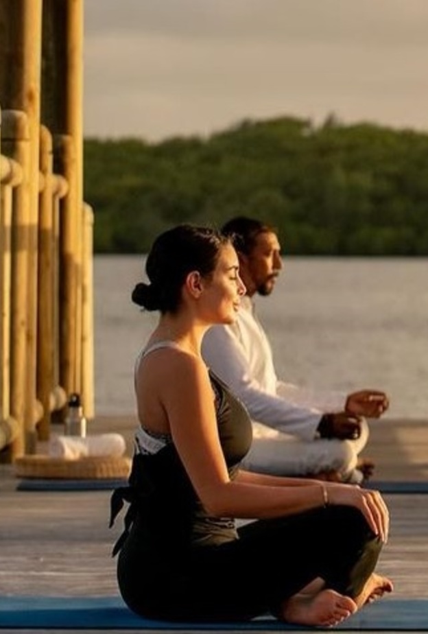 ياسمين صبري تمارس اليوغا