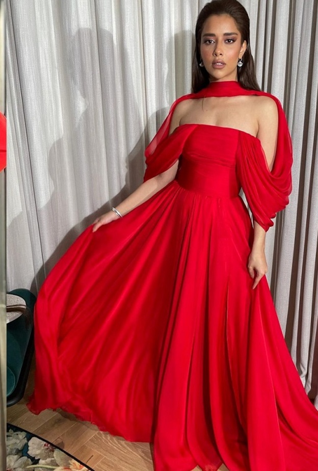 إطلالات النجمات باللون الأحمر