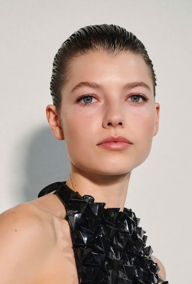 خطوات تطبيق مكياج نيود ومشرق في عيد الفطر لإطلالة ناعمة