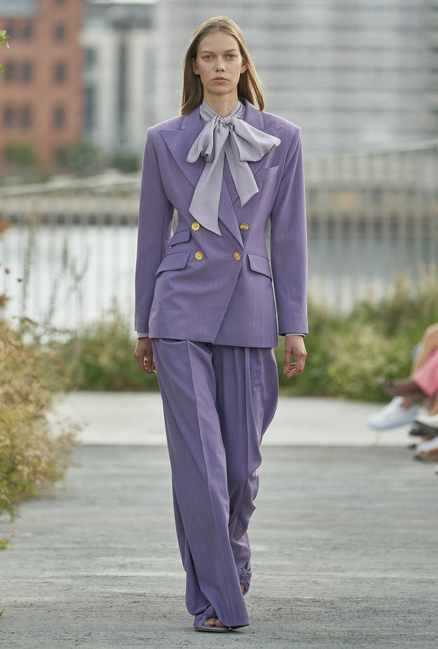 إطلالات عصرية بالبناطيل البنفسجية في صيف 2022