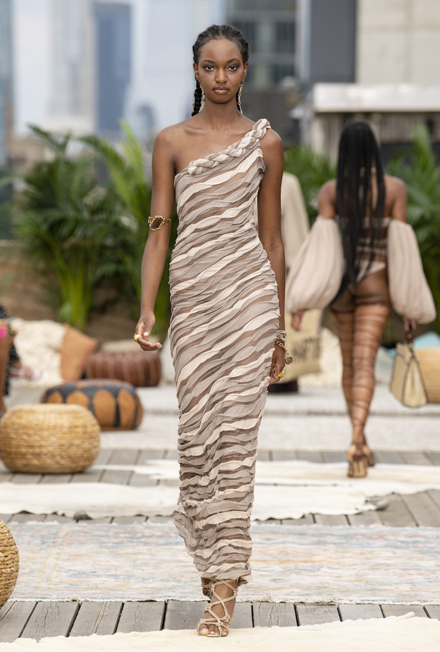 أجمل موديلات فساتين كتف واحد لمناسبات صيف 2022