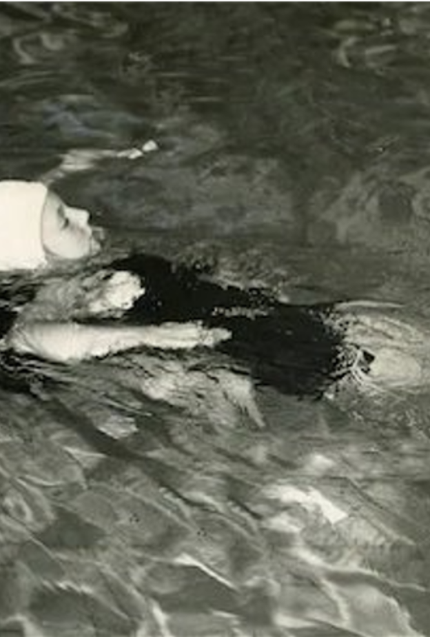 الملكة إليزابيث الثانيةوشقيقتها الأميرة مارغريت في حمام سباحة قصر باكنغهام السري