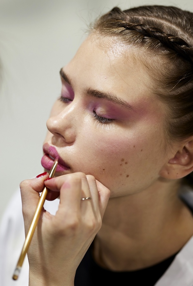 3 خطوات لتحصلي على احمر شفاه مات ناجح من دون شفاه متشققة وجافة