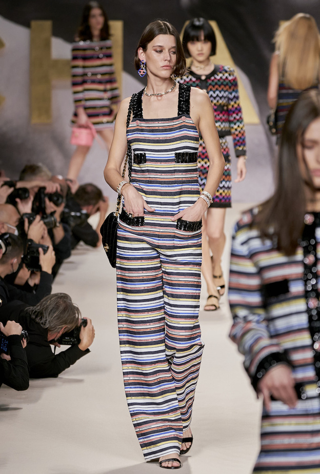 اطلالات شبابية أنيقة في الجمبسوت موضة صيف 2022