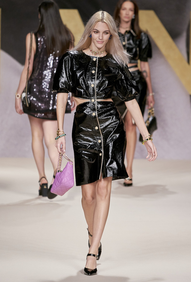 أزياء جلد عصرية لاطلالات صيف 2022