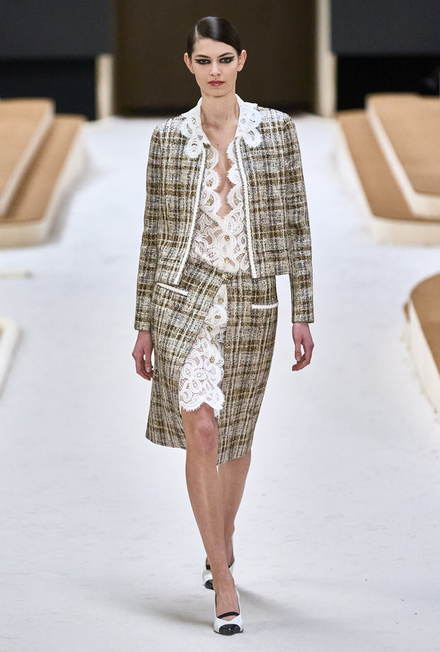 موضة التويد تعود بشكل بارز في إطلالات صيف ٢٠٢٢