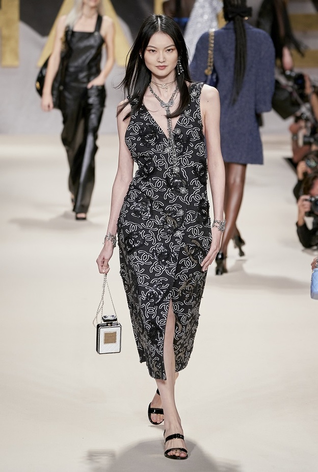 موديلات فساتين ميدي للصيف لمناسبات الموسم من Valentino