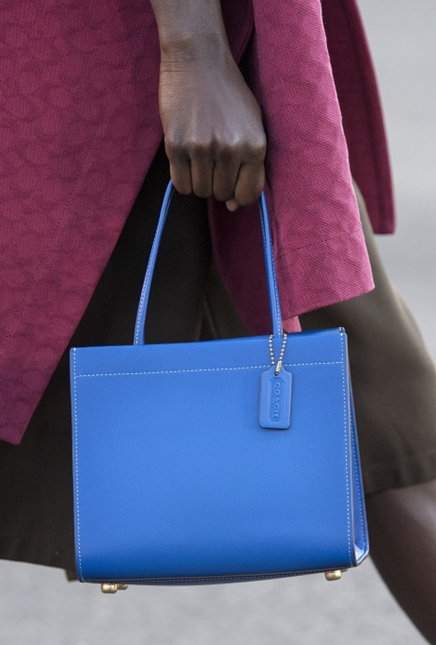 موديلات وألوان حقائب صيف 2022 باللّون الأزرق الساحر والرائج من Coach