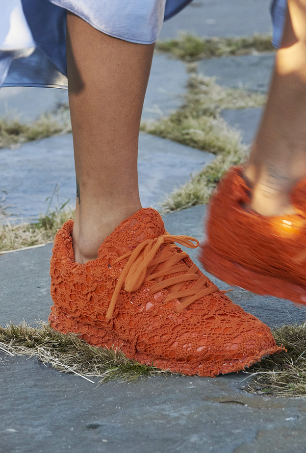 أحذية نسائية ملونة مع السنيكرز المريح لإطلالة مريحة في صيف 2022