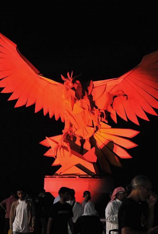 مجسم الصقر الذهبي.. معلم سياحي ساحر في موسم جدة 2022