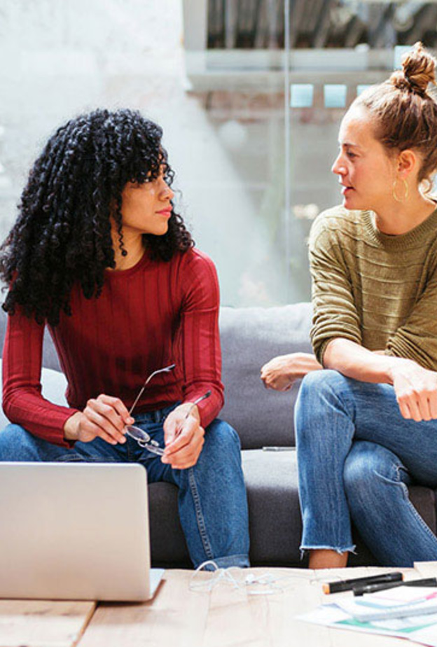 كيف تدافع المرأة عن نفسها وتحاور الأخرين دون خوف أو تردد؟