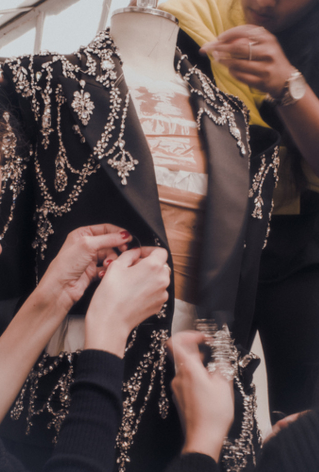 علامة Alexander McQueen تبدع في فن التطريز الكريستالي