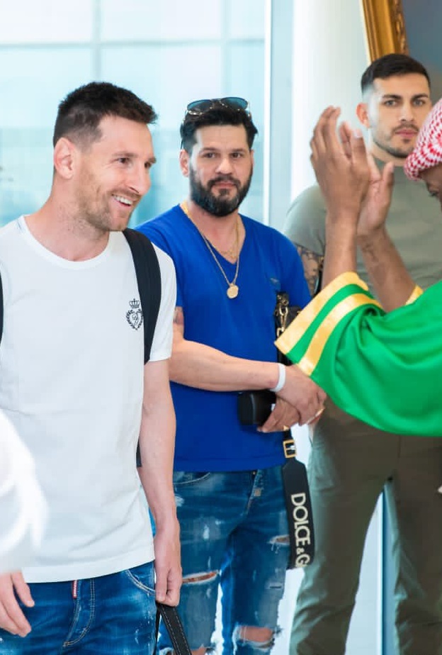 لحظة وصول ميسي إلى عروس البحر الأحمر 