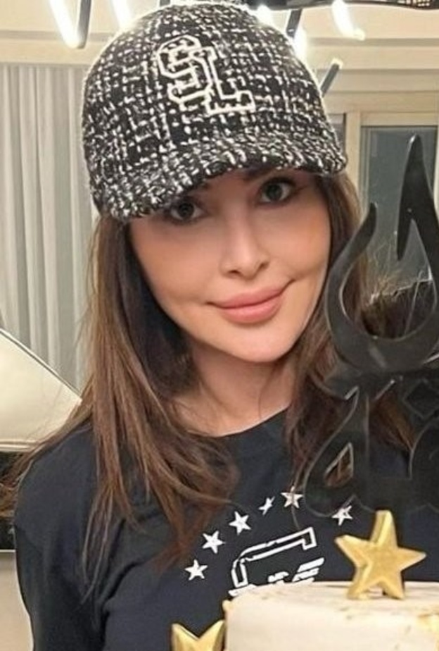 إليسا بإطلالة جمالية ناعمة احتفالاً بنجاح أغنيتها الجديدة