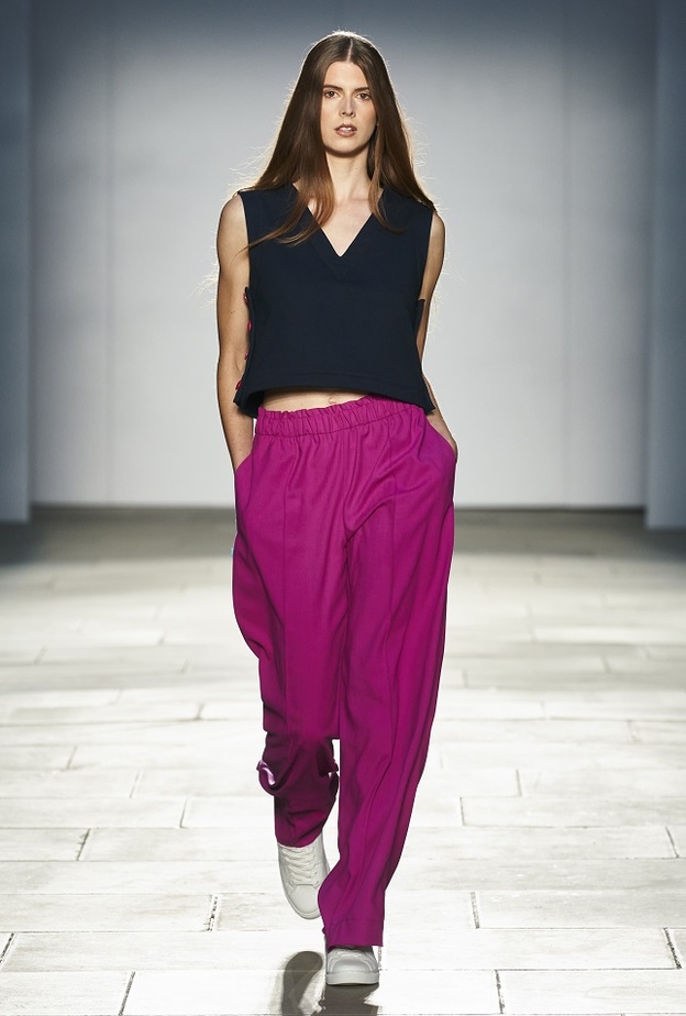 طرق تنسيق السروال الملون بأسلوب كاجوال مميّز من Faduma Fellowship