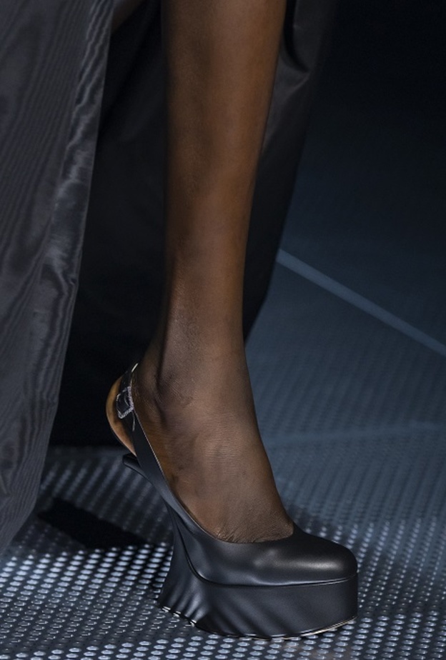 موديلات أحذية باللّون الأسود كعب عالي بأسلوب Fendi