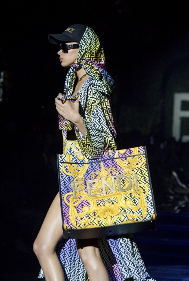 حقائب يد صيف 2022 متعددة الألوان من Fendi By Versace