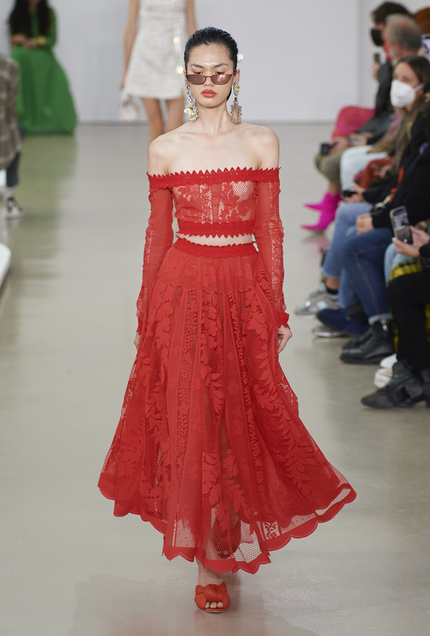 تنسيق التنانير الحمراء في صيف 2022 فانتقي الصيحة الأبرز