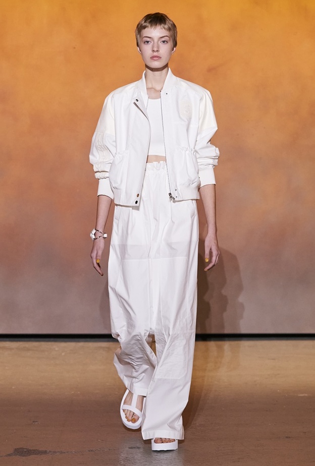 تنسيق إطلالة مونوكروم للوك صيفي كاجوال بأسلوب Hermes المميّز