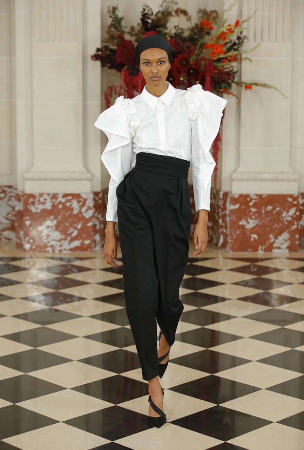 طرق تنسيق القميص الأبيض بأسلول شيك من Carolina Herrera