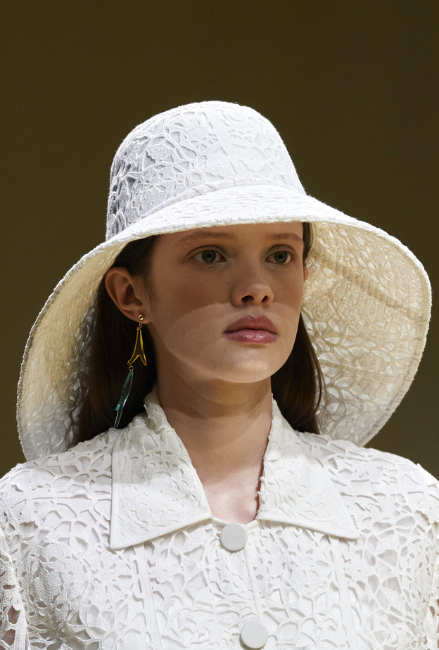 أكسسوارات قبعات بيضاء مشرقة أحدث صيحات صيف 2022