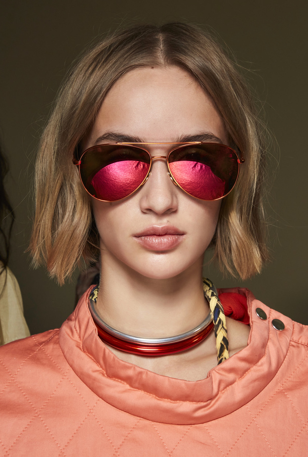 موديلات نظارات شمسية بتدرجات اللون الأحمر أحدث صيحات صيف 2022