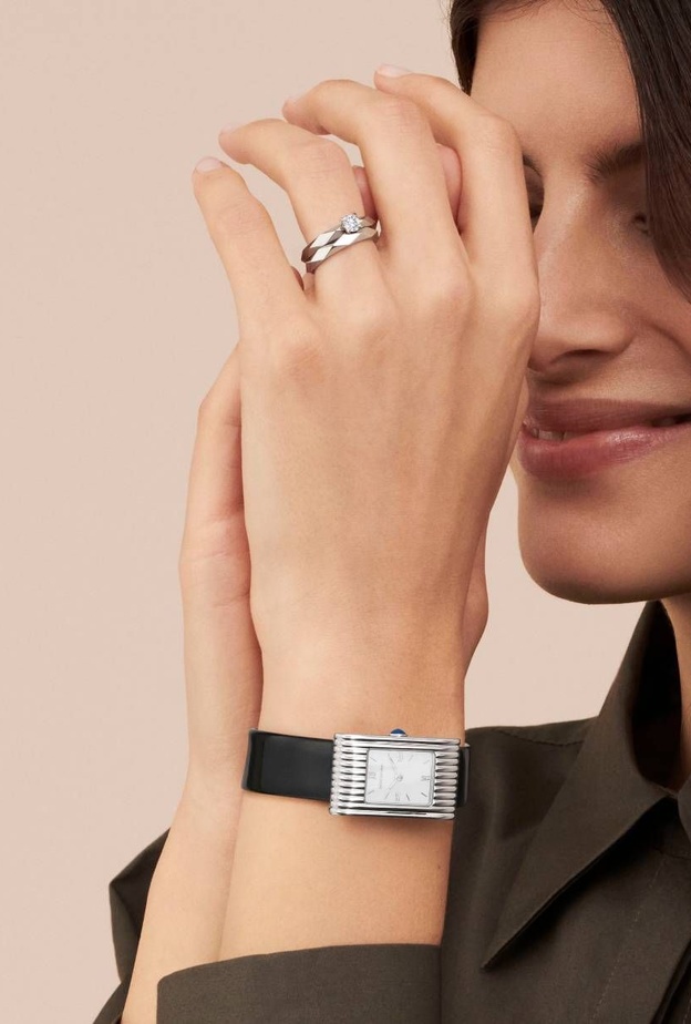 ساعات نسائية فضية أنيقة لصيف 2022 