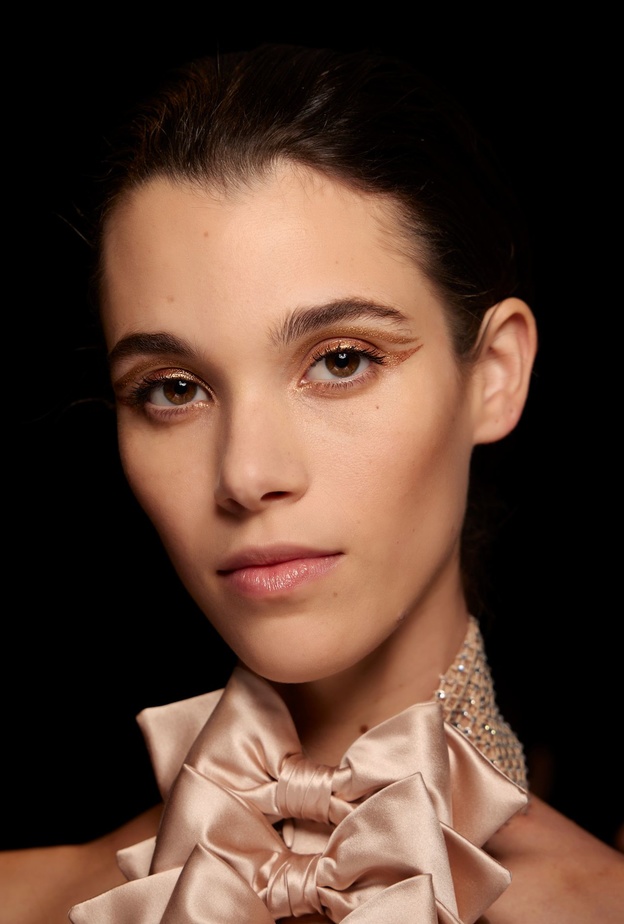 أحدث صيحات جمالية جريئة ومبتكرة لصيف 2022 وطرق تطبيقها