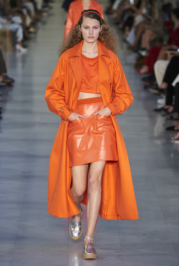 إطلالات عصرية باللون البرتقالي موضة صيف 2022