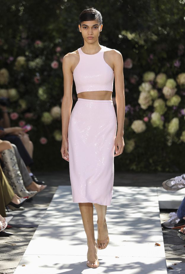 أجمل موديلات تنانير ميدي لاطلالات أنيقة في مختلف المناسبات 