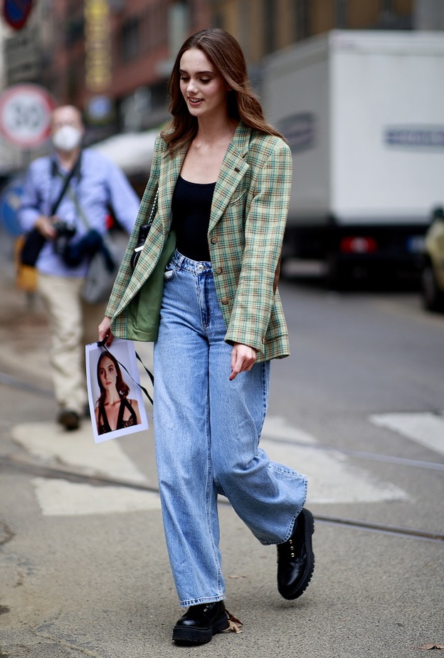 طرق تنسيق السروال الدنيم مع البلايزر لإطلالة كاجوال شيك لافتة ومميّزة