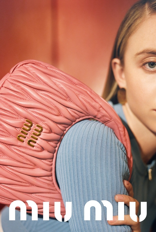 حقيبة Miu Wander.. التجول والاستكشاف بأناقة