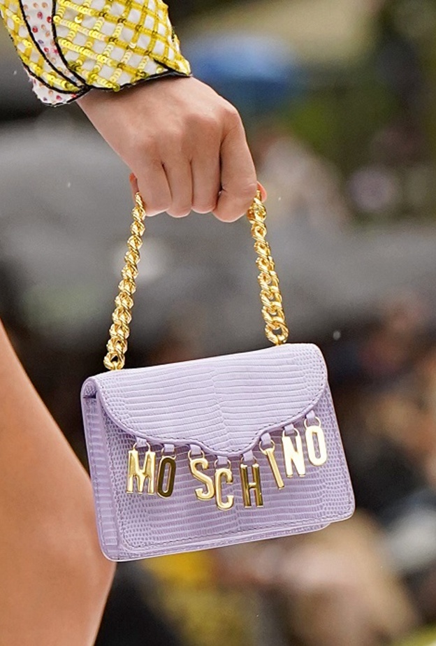 حقائب بألوان الباستيل رائجة لهذا الموسم من ربيع وصيف 2022 من Moschino