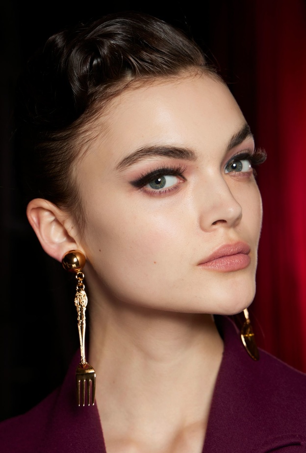 موضة رسمات الحواجب الرائجة لهذا الصيف لإطلالة أصغر سنًا 