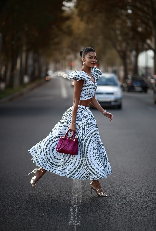 موديلات حقائب ملونة 2022 بأسلوب Street Style 