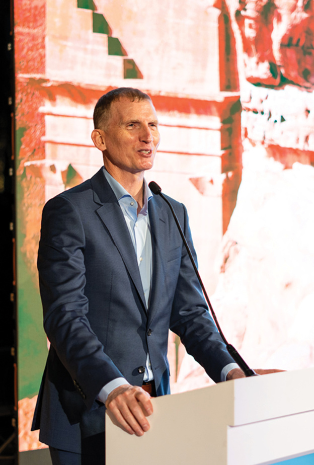 حوار مجلة "هي" مع رئيس إدارة الوجهات السياحية والتسويق في الهيئة الملكية لمحافظة العلا Phillip J. Jones