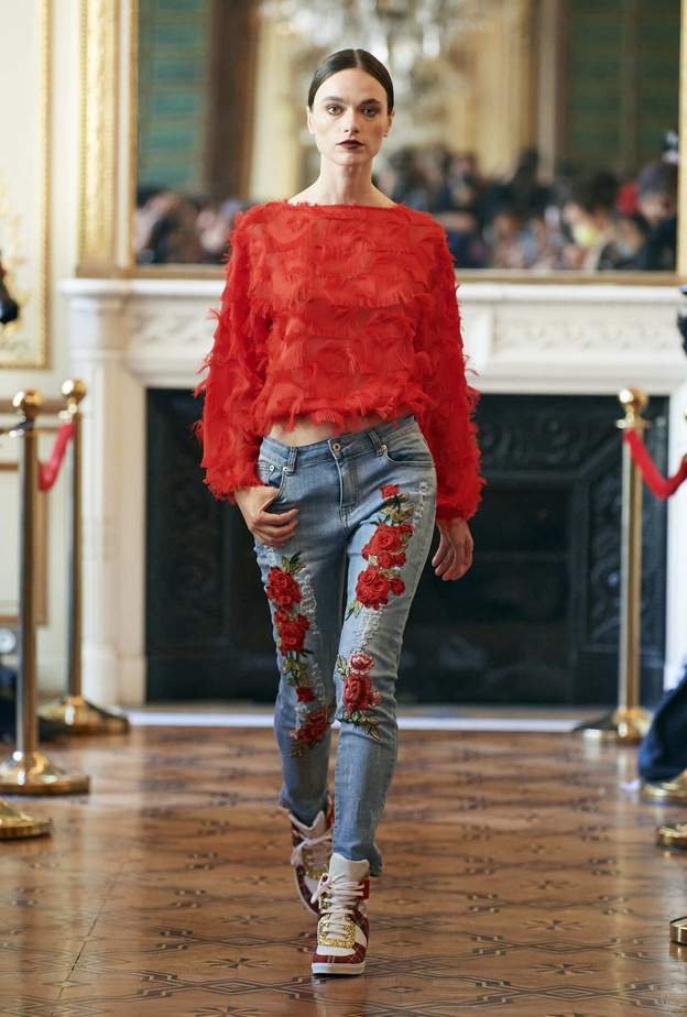 أجمل صيحات بناطيل جينز منقوشة موضة صيف 2022