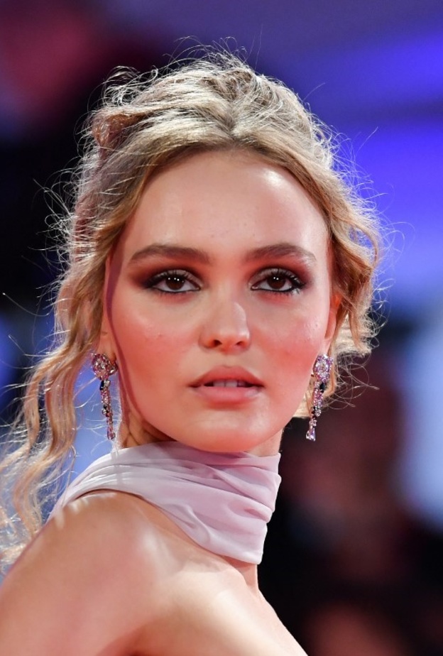 إطلالات جمالية جذابة للسهرات إعتمديها بأسلوب ليلي روز ديب بمناسبة عيد ميلادها