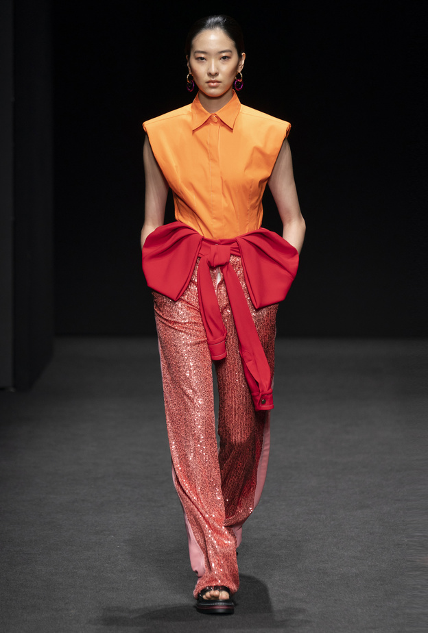 طرق تنسيق اللون المرجاني مع التدرجات القوية في صيف 2022