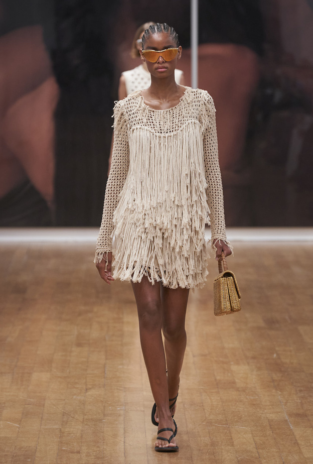 إطلالات عصرية في أزياء الشراريب موضة صيف 2022