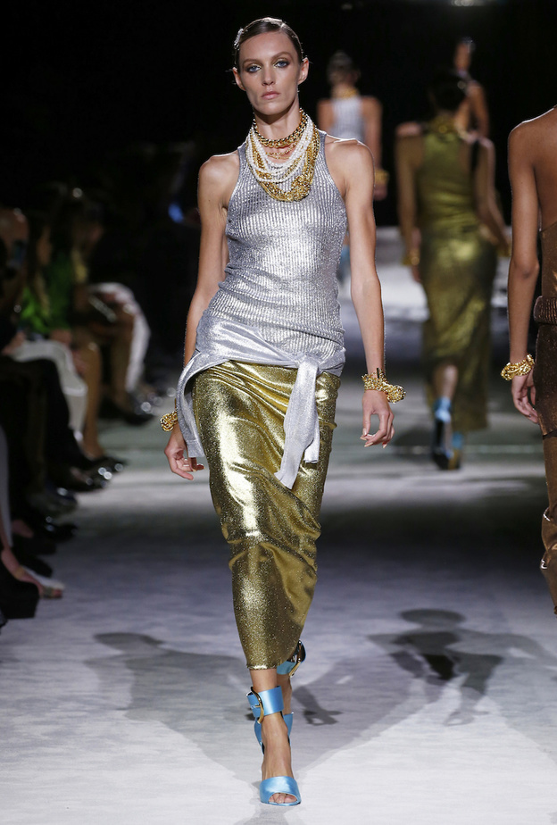 اطلالات عصرية في أزياء الميتالك موضة صيف 2022