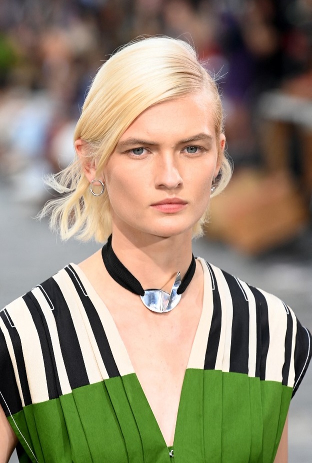 تألقي مع موضة Silver Linings في إطلالات صيف 2022