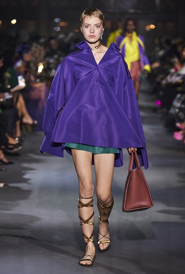 ألوان صيف 2022 بتنسيق لافت باللّون البنفسجي من Valentino