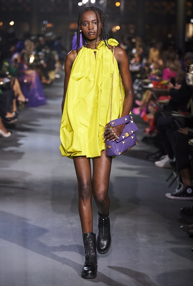 موضة ألوان صيف 2022 بفستان أصفر لافت من Valentino