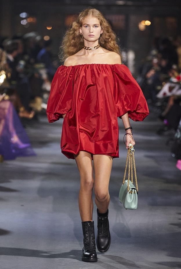 موديلات أزياء قصيرة 2022 للوك جذاب وساحر لصيف 2022 من Valentino