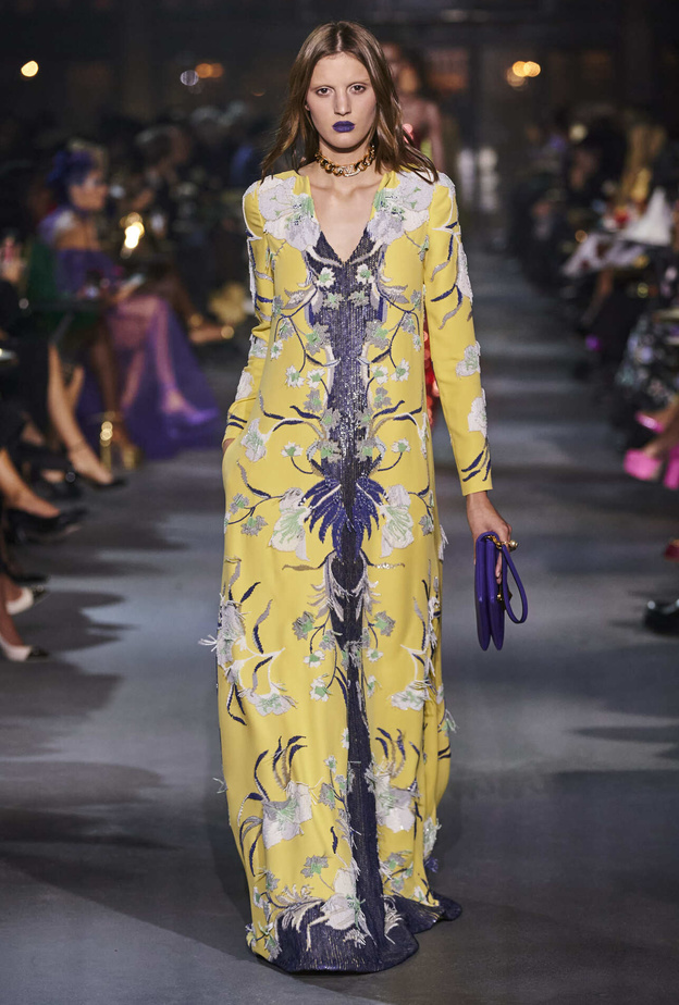 فساتين طويلة ومحتشمة بنقشات حيوية ومطبعة في عيد الفطر 2022